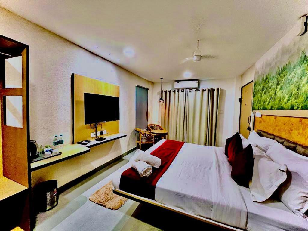 Hotel Lake View Airport Zone Хайдарабад Экстерьер фото